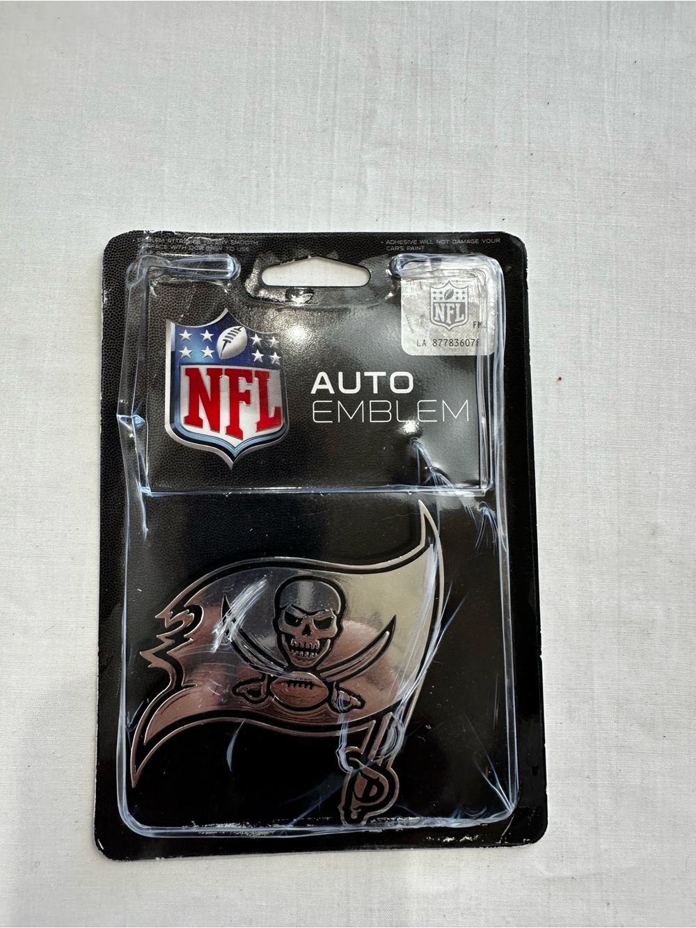 NFL Silver  Tampa BayBuccaneers Flag Auto Emblem - Chrome Finish Fan Cave